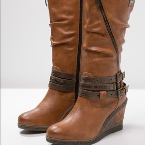 Mustang wedge boots